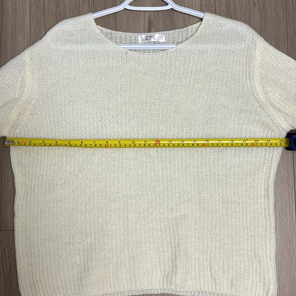 Sweater size medium - Picture 3 of 5